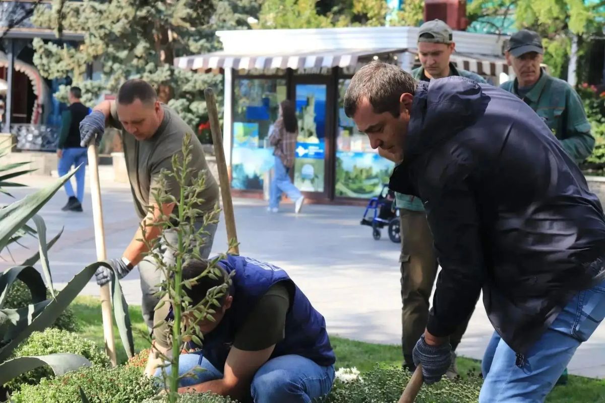 В Ялте начали осеннее цветочное оформление В Ялте начали осеннее цветочное оформление