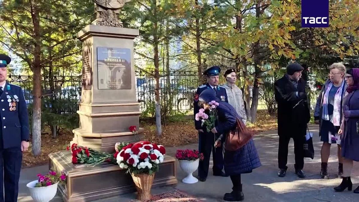 Памятники святым Луке Крымскому и Николаю II установили на территории Свято-Стефановского кафедрального собора в Сыктывкаре, передает корреспондент ТАСС