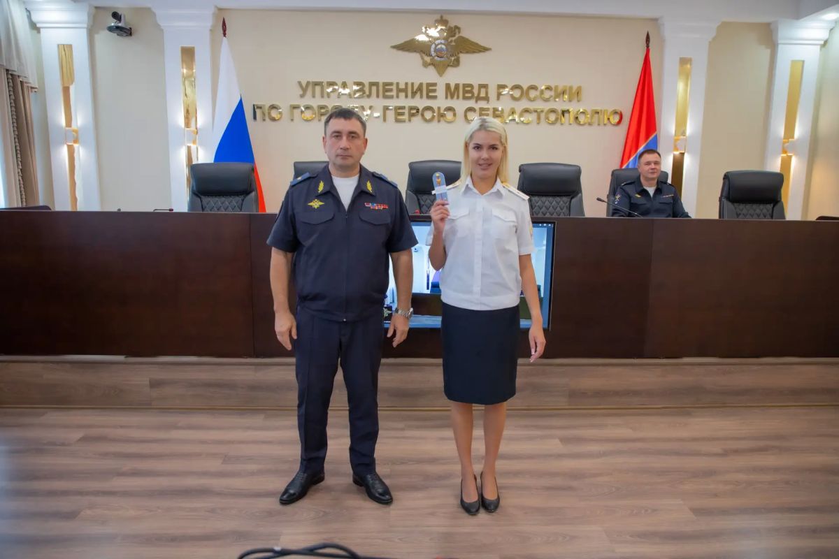 Начальник УМВД России по г.Севастополю генерал-майор полиции Сергей Сигунов вручил новые погоны сотрудникам ОВД, получившим первые и очередные звания Начальник УМВД России по г.Севастополю генерал-майор полиции Сергей Сигунов вручил новые погоны сотрудникам ОВД, получившим первые и очередные звания