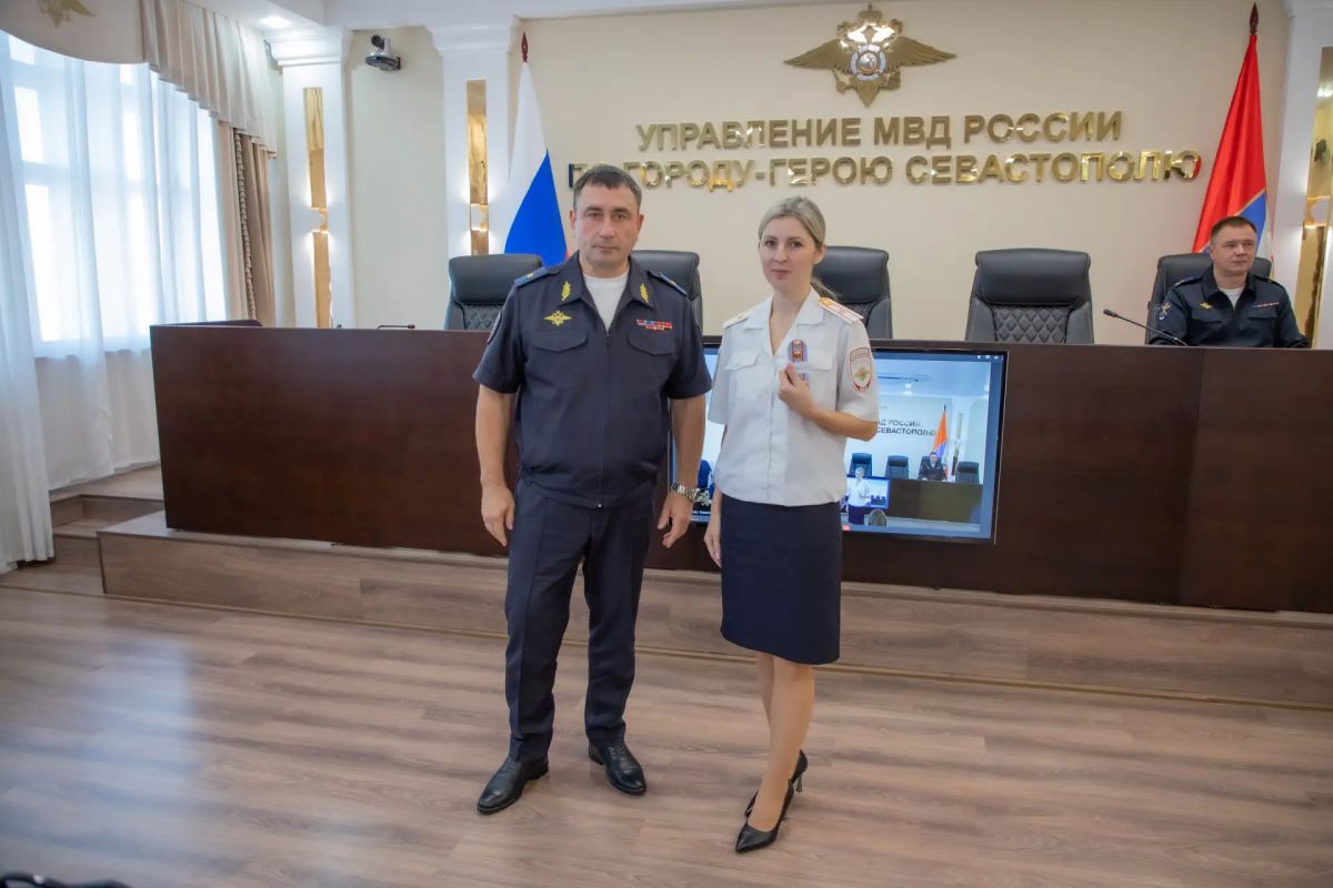 Начальник УМВД России по г.Севастополю генерал-майор полиции Сергей Сигунов вручил новые погоны сотрудникам ОВД, получившим первые и очередные звания Начальник УМВД России по г.Севастополю генерал-майор полиции Сергей Сигунов вручил новые погоны сотрудникам ОВД, получившим первые и очередные звания