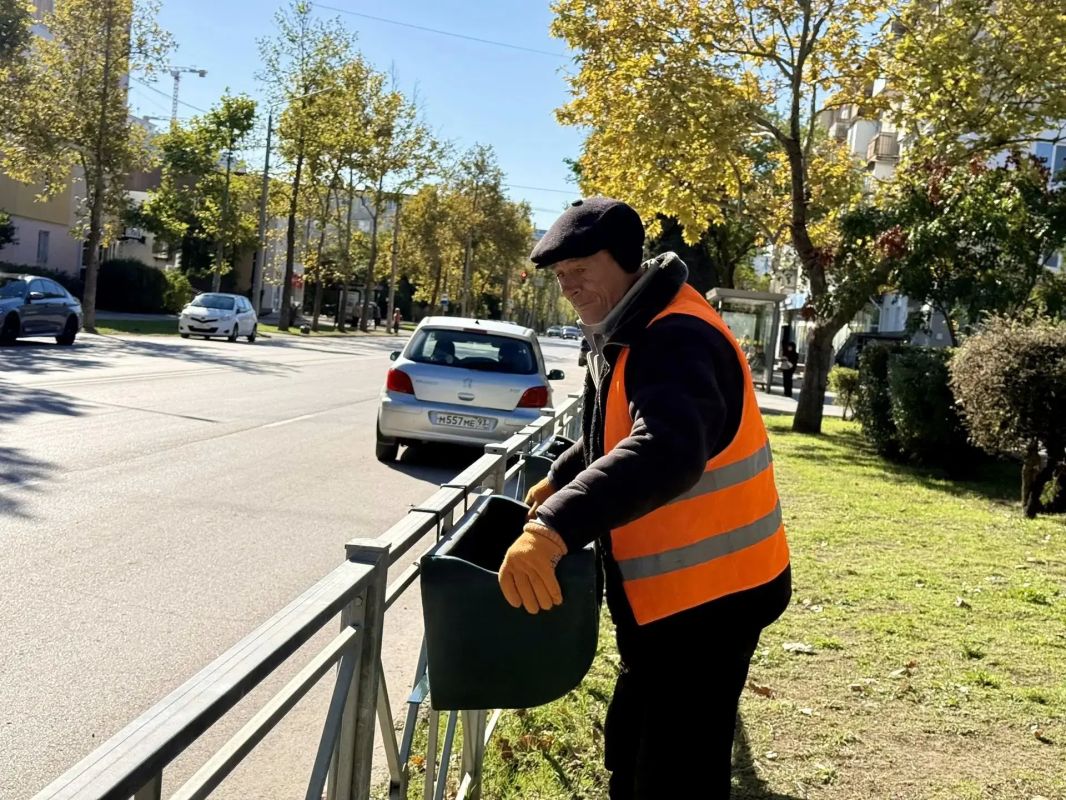 В Евпатории продолжаются работы по озеленению улиц