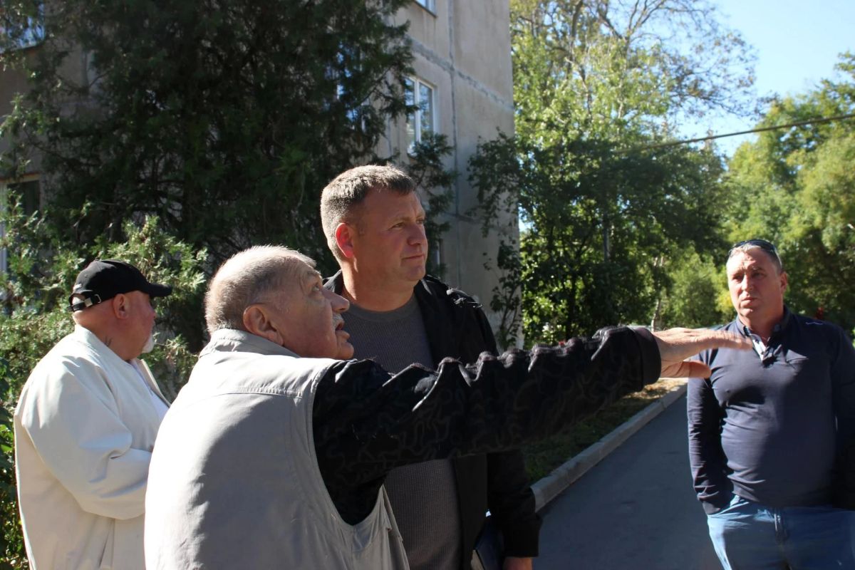 Игорь Крутьков: Вместе с депутатом Керченского городского совета Дмитрием Андропуло осмотрели дворы по адресам: ул. Кирова, 65, 81, 83, 85, и пообщались со старшими по домам Игорь Крутьков: Вместе с депутатом Керченского городского совета Дмитрием Андропуло осмотрели дворы по адресам: ул. Кирова, 65, 81, 83, 85, и пообщались со старшими по домам