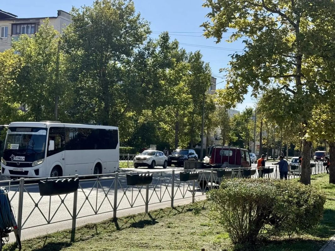 В Евпатории продолжаются работы по озеленению улиц В Евпатории продолжаются работы по озеленению улиц