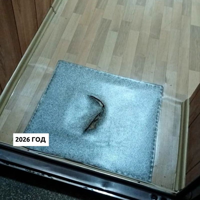 Вы никогда не догадаетесь, где висит этот просроченный огнетушитель Вы никогда не догадаетесь, где висит этот просроченный огнетушитель
