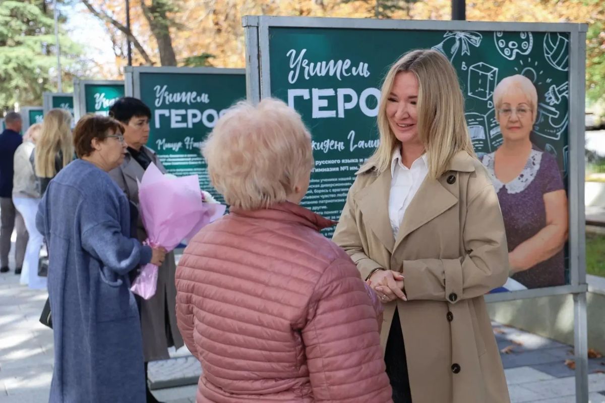 В Крыму открылась фотовыставка «Учитель Героя», приуроченная ко Дню учителя В Крыму открылась фотовыставка «Учитель Героя», приуроченная ко Дню учителя