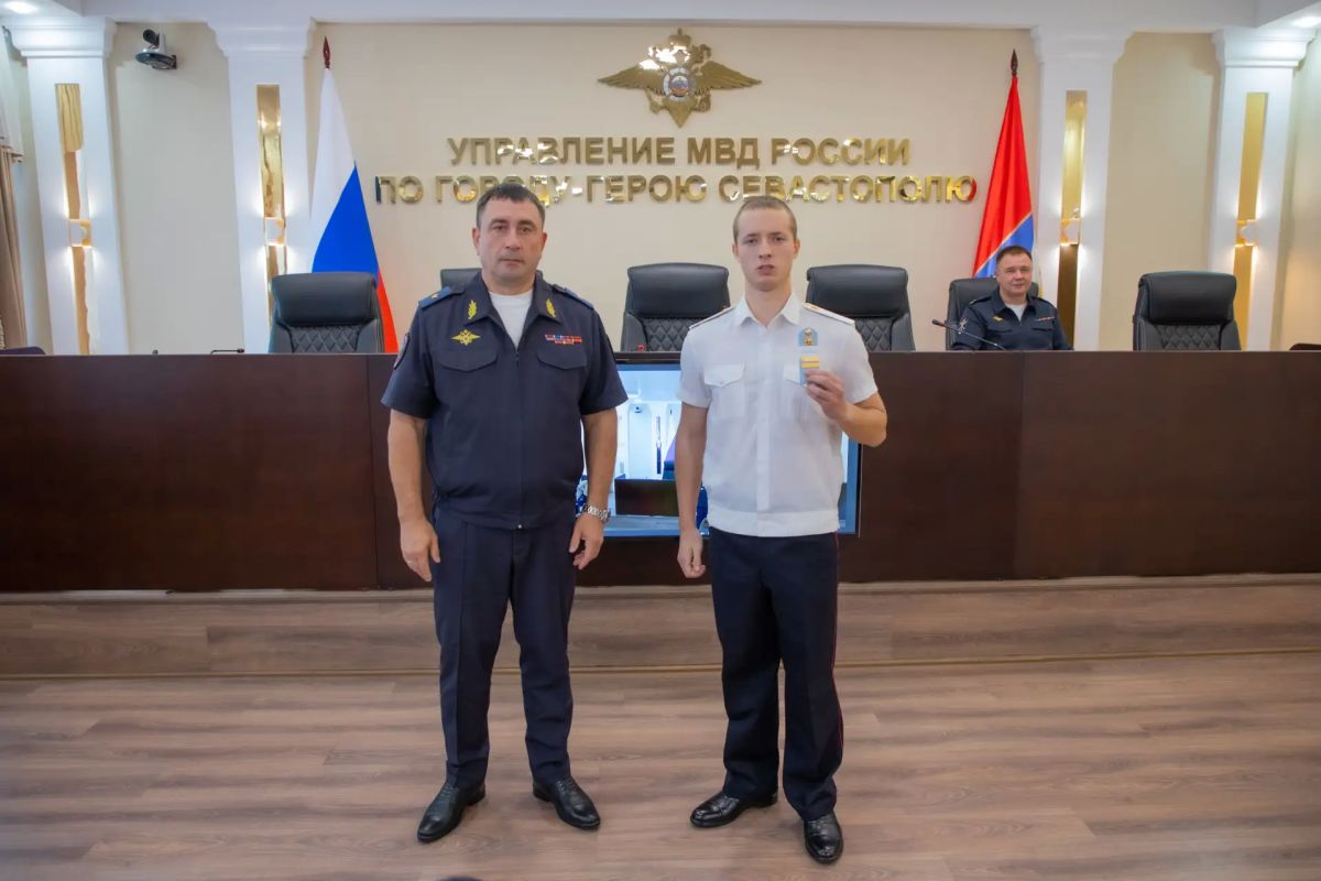 Начальник УМВД России по г.Севастополю генерал-майор полиции Сергей Сигунов вручил новые погоны сотрудникам ОВД, получившим первые и очередные звания