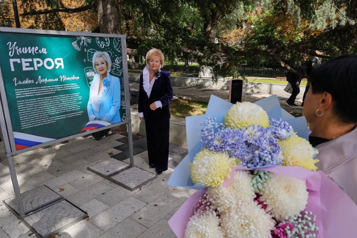 В Крыму открылась фотовыставка «Учитель Героя», приуроченная ко Дню учителя В Крыму открылась фотовыставка «Учитель Героя», приуроченная ко Дню учителя