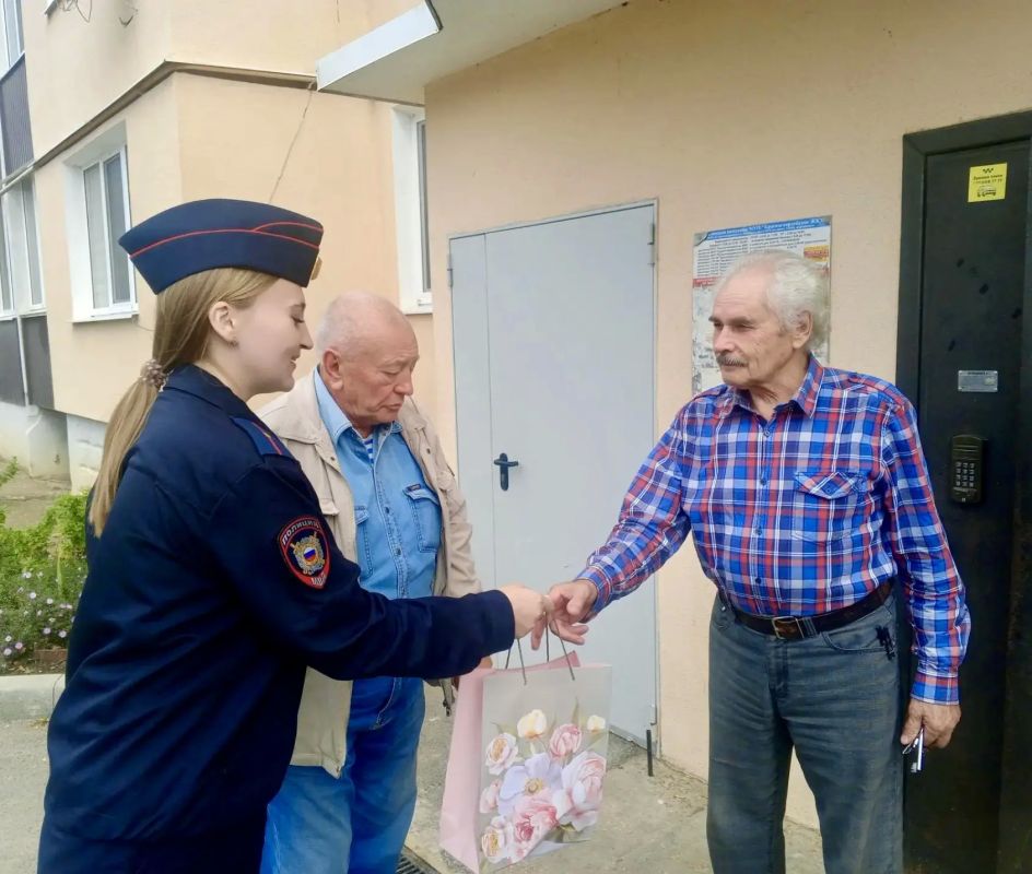 Полицейские Красногвардейского района поздравили ветеранов и пенсионеров МВД с Днем пожилого человека Полицейские Красногвардейского района поздравили ветеранов и пенсионеров МВД с Днем пожилого человека