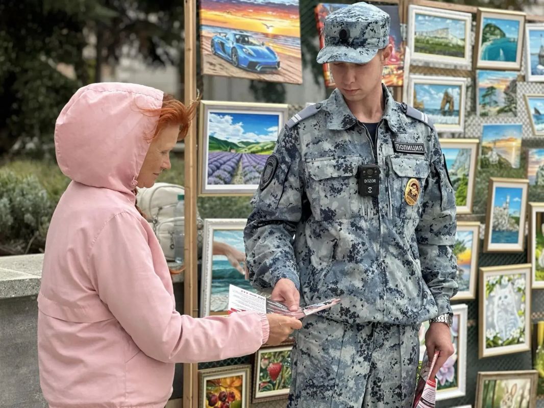 В Феодосии сотрудники патрульно-постовой службы полиции провели акцию по профилактике дистанционных мошенничеств В Феодосии сотрудники патрульно-постовой службы полиции провели акцию по профилактике дистанционных мошенничеств