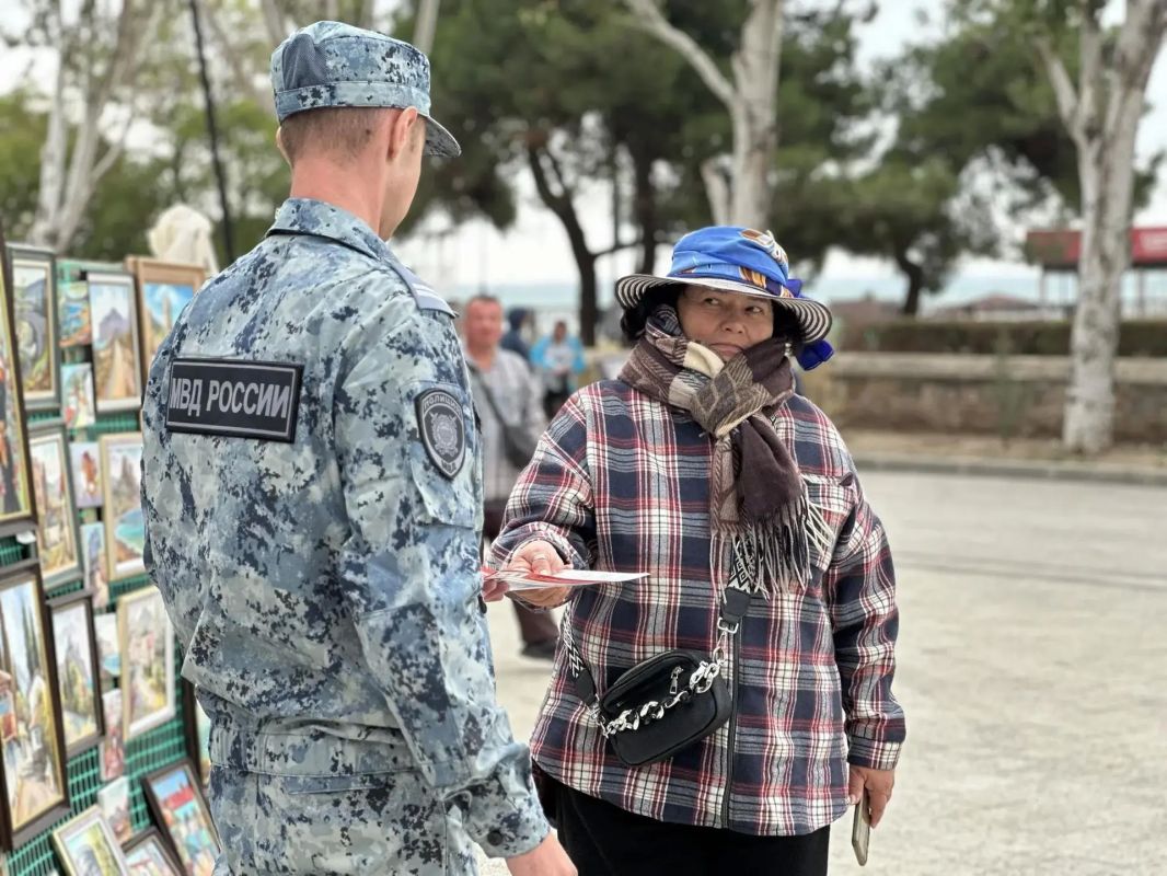 В Феодосии сотрудники патрульно-постовой службы полиции провели акцию по профилактике дистанционных мошенничеств В Феодосии сотрудники патрульно-постовой службы полиции провели акцию по профилактике дистанционных мошенничеств