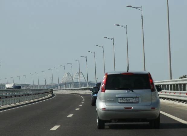 Движение по Крымскому мосту возобновлено после перерыва: в очереди на досмотр 650 автомобилей