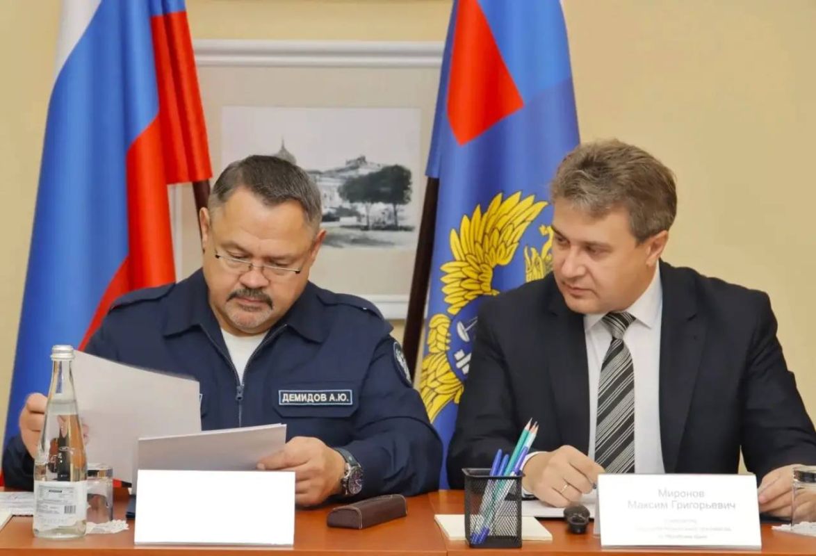 Заместитель руководителя Федерального казначейства Александр Демидов и начальник Управления ведомственных проектов Федерального казначейства Алексей Долгалев посетили с рабочим визитом Республику Крым Заместитель руководителя Федерального казначейства Александр Демидов и начальник Управления ведомственных проектов Федерального казначейства Алексей Долгалев посетили с рабочим визитом Республику Крым