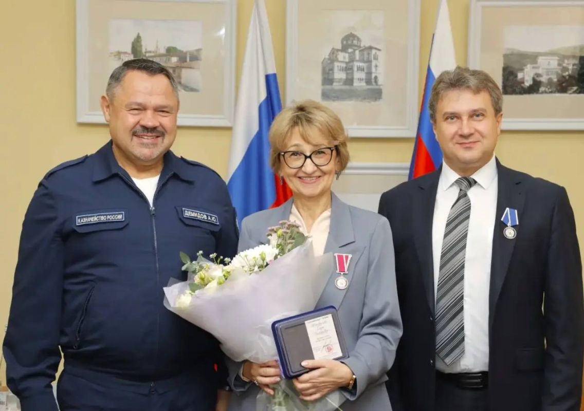 Заместитель руководителя Федерального казначейства Александр Демидов и начальник Управления ведомственных проектов Федерального казначейства Алексей Долгалев посетили с рабочим визитом Республику Крым Заместитель руководителя Федерального казначейства Александр Демидов и начальник Управления ведомственных проектов Федерального казначейства Алексей Долгалев посетили с рабочим визитом Республику Крым