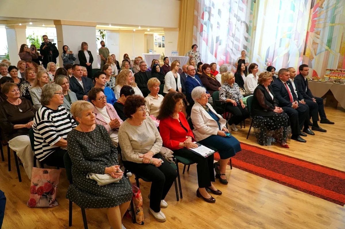 В Евпатории отметили День учителя В Евпатории отметили День учителя