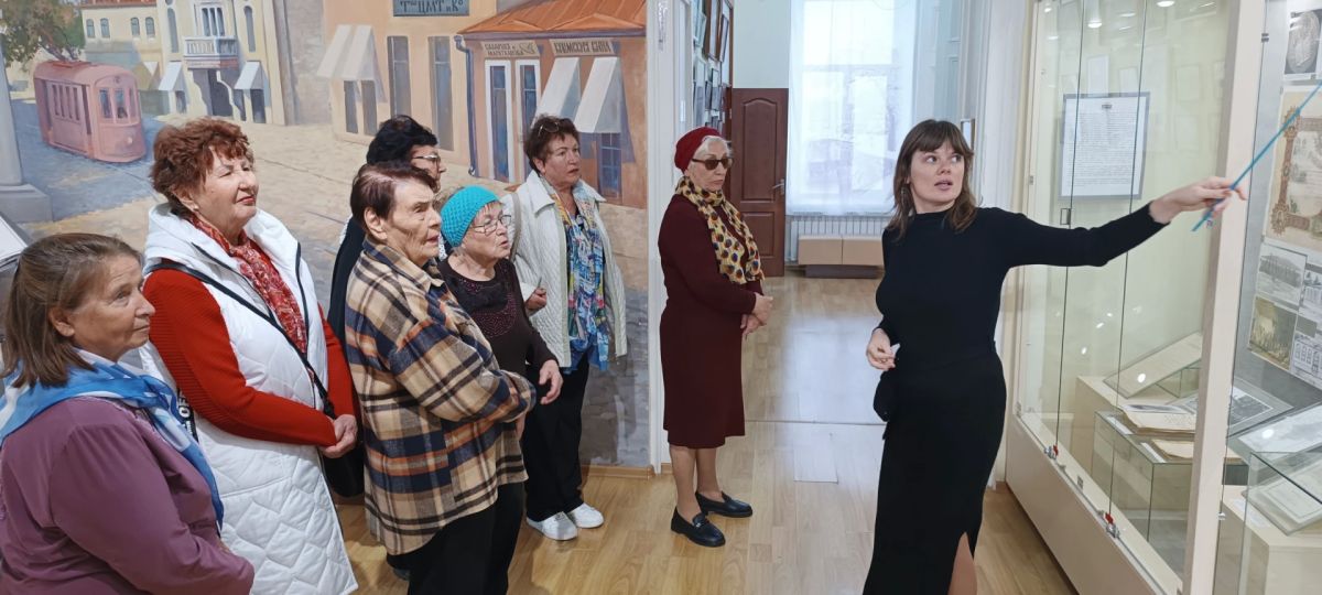 В Музее истории Симферополя прошла экскурсия ко Дню пожилого человека В Музее истории Симферополя прошла экскурсия ко Дню пожилого человека