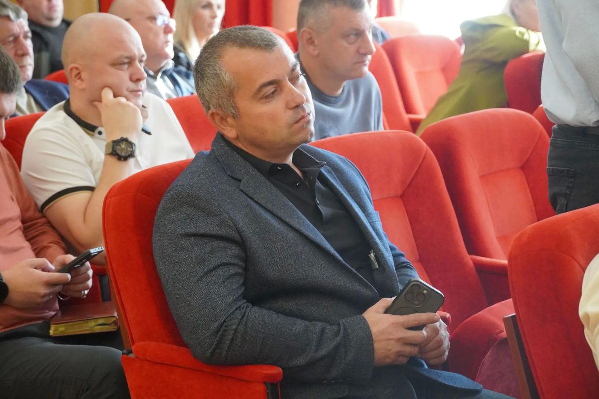 Игорь Крутьков: Новую рабочую неделю начал с аппаратного совещания с главой муниципального образования Денисом Колесником, заместителями главы администрации и сотрудниками структурных подразделений Игорь Крутьков: Новую рабочую неделю начал с аппаратного совещания с главой муниципального образования Денисом Колесником, заместителями главы администрации и сотрудниками структурных подразделений