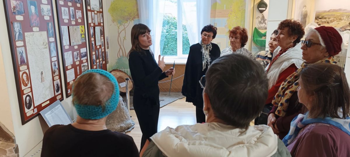 В Музее истории Симферополя прошла экскурсия ко Дню пожилого человека В Музее истории Симферополя прошла экскурсия ко Дню пожилого человека