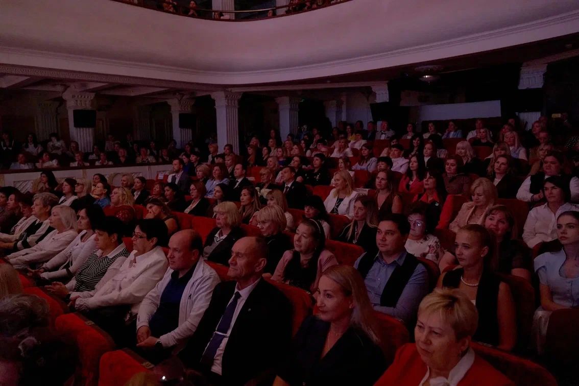 Сегодня в театре имени А. П. Чехова чествовали учителей и ветеранов отрасли! Именно они каждый день помогают детям познавать мир, раскрывать свои способности и не бояться мечтать Сегодня в театре имени А. П. Чехова чествовали учителей и ветеранов отрасли! Именно они каждый день помогают детям познавать мир, раскрывать свои способности и не бояться мечтать