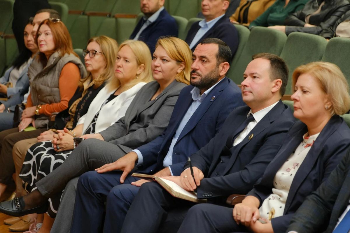 Под руководством Председателя Ялтинского городского совета Константина Шимановского и руководителя аппарата администрации Ялты Елены Омесовой состоялось традиционное аппаратное совещание Под руководством Председателя Ялтинского городского совета Константина Шимановского и руководителя аппарата администрации Ялты Елены Омесовой состоялось традиционное аппаратное совещание