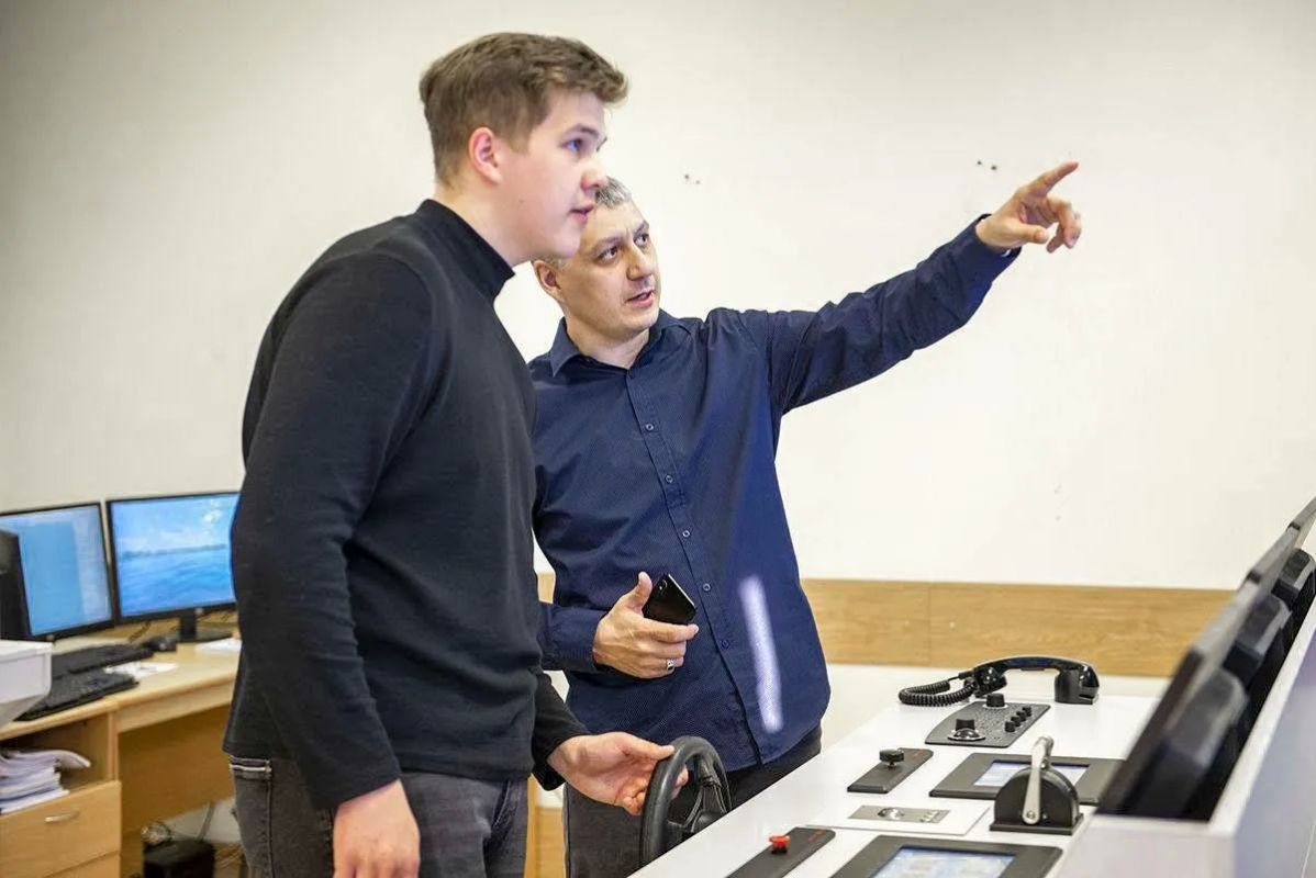 Илья Шестаков поздравил преподавателей и наставников отраслевой системы образования с Днем учителя Илья Шестаков поздравил преподавателей и наставников отраслевой системы образования с Днем учителя