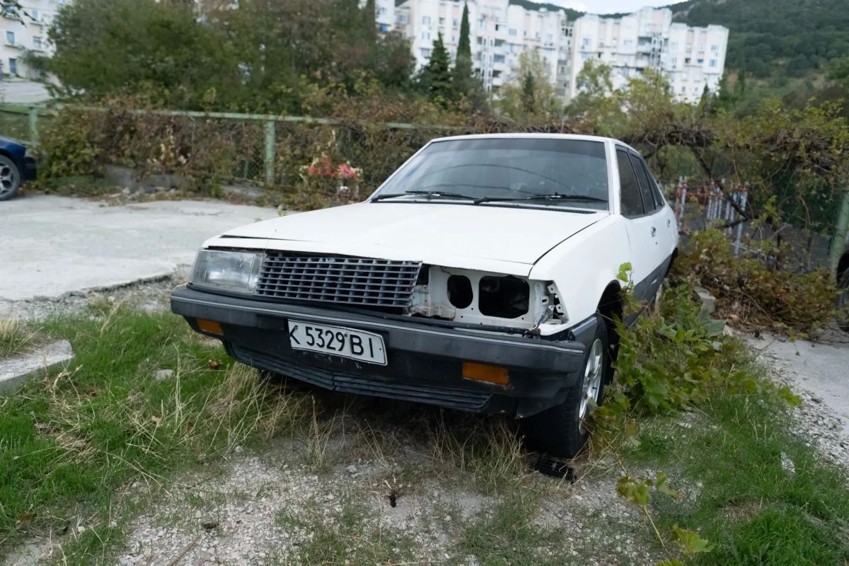 Продолжаем убирать брошенные автомобили с улиц Ялты Продолжаем убирать брошенные автомобили с улиц Ялты