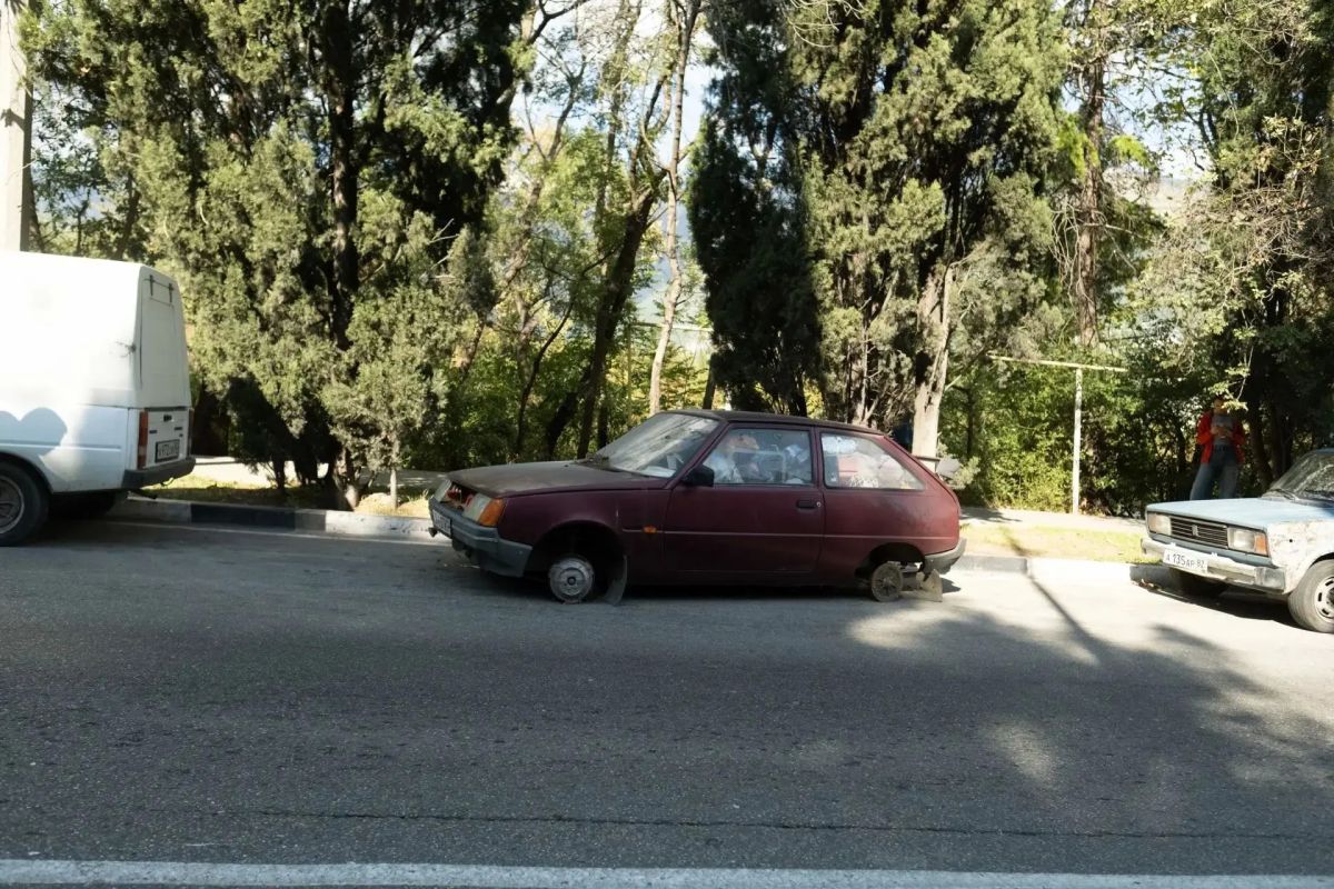 Продолжаем убирать брошенные автомобили с улиц Ялты Продолжаем убирать брошенные автомобили с улиц Ялты