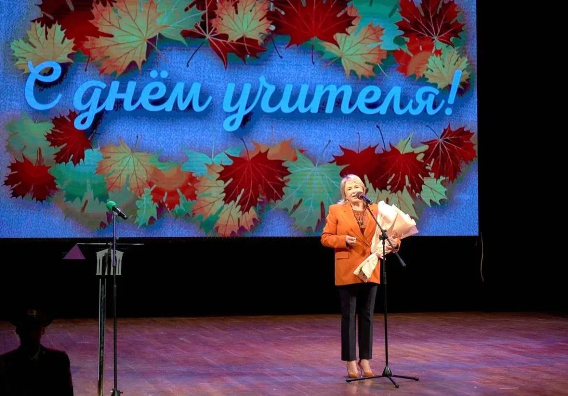 Янина Павленко: Сегодня в театре имени Чехова с огромным удовольствием поздравила педагогов Ялты с профессиональным праздником Янина Павленко: Сегодня в театре имени Чехова с огромным удовольствием поздравила педагогов Ялты с профессиональным праздником