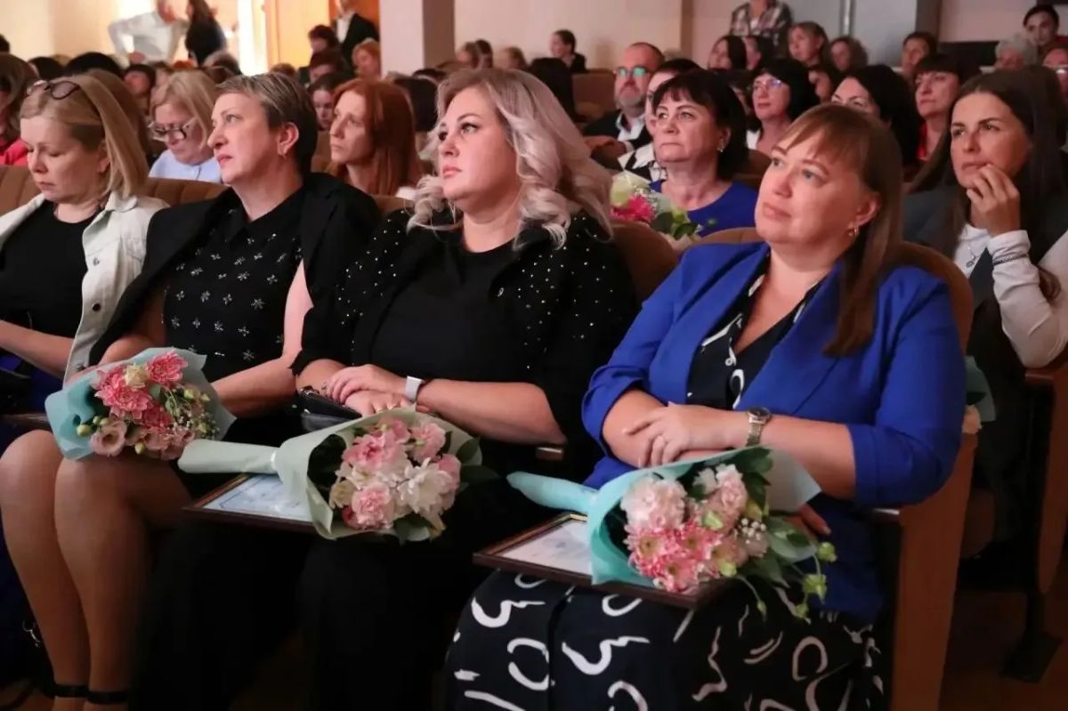 На базе дома творчества «Подмосковье» состоялось торжественное награждение сотрудников общеобразовательных учреждений города и ветеранов педагогического труда На базе дома творчества «Подмосковье» состоялось торжественное награждение сотрудников общеобразовательных учреждений города и ветеранов педагогического труда