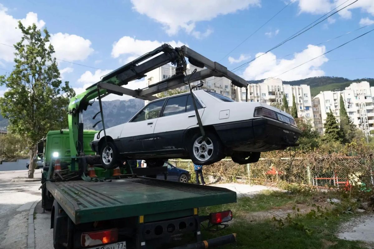 Продолжаем убирать брошенные автомобили с улиц Ялты Продолжаем убирать брошенные автомобили с улиц Ялты