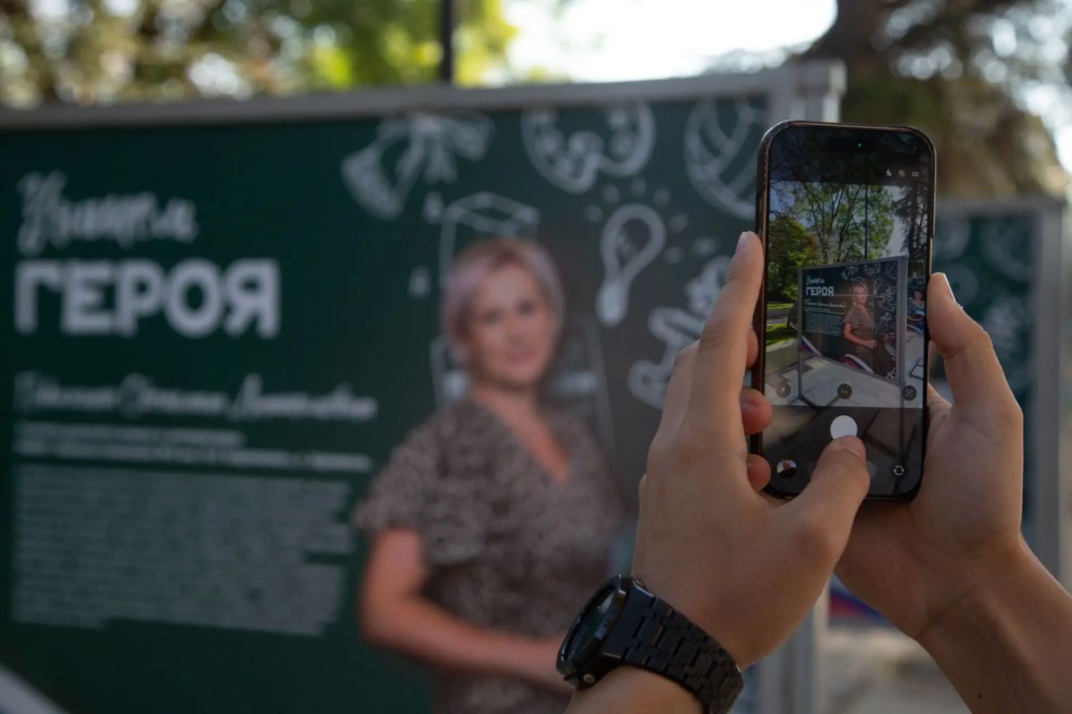 Владимир Константинов: Ко Дню учителя в Симферополе открылась уличная фотовыставка «Учитель Героя»