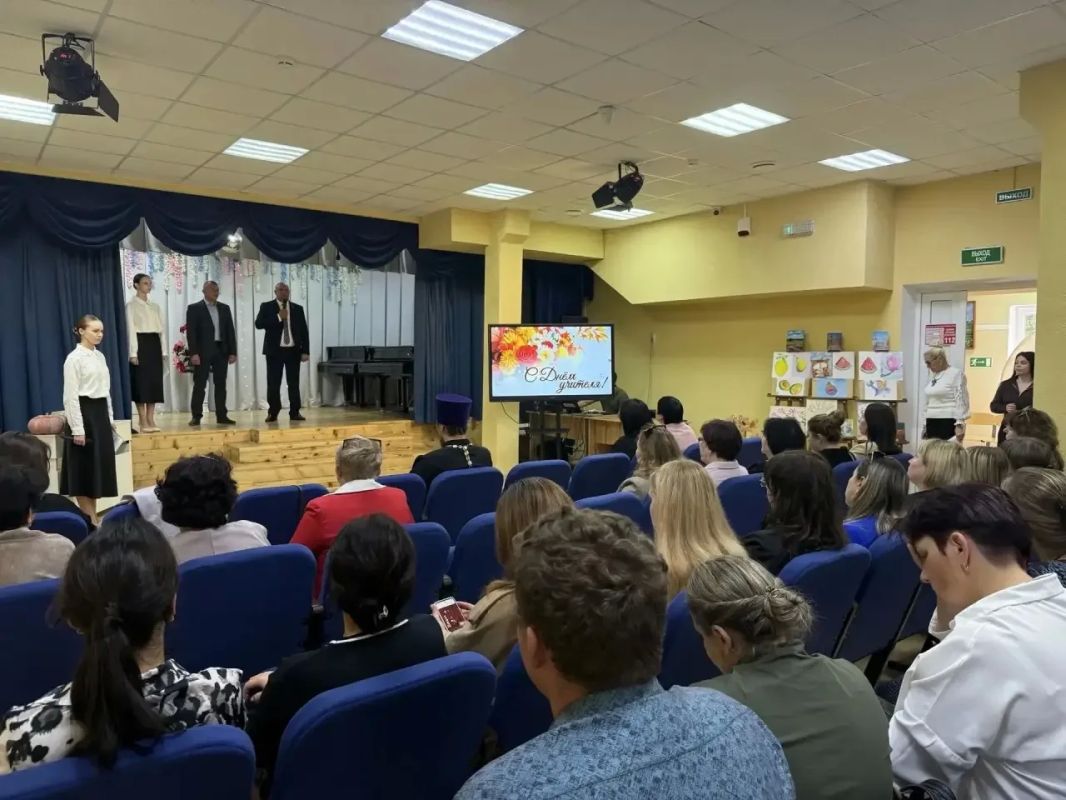 Дмитрий Мильгевский: В Нижнегорской детской школе искусств состоялось торжественное мероприятие, посвящённое Дню учителя Дмитрий Мильгевский: В Нижнегорской детской школе искусств состоялось торжественное мероприятие, посвящённое Дню учителя
