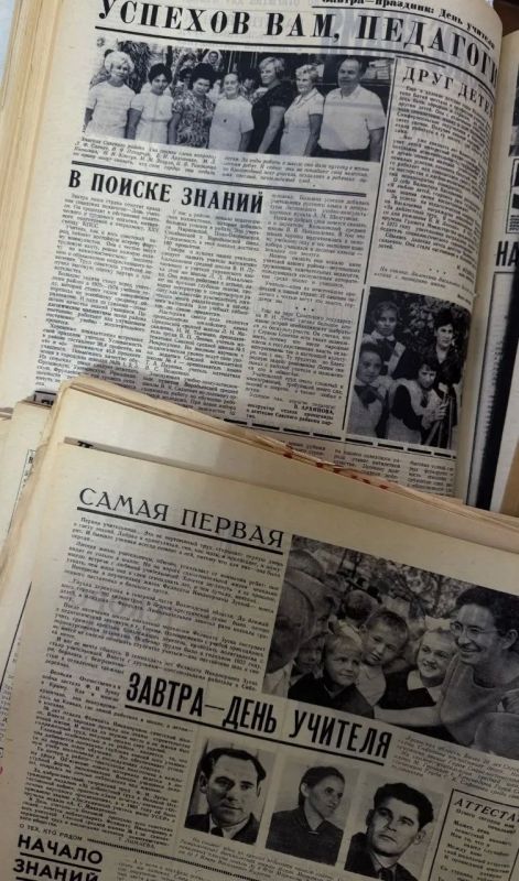 Коллектив архивного отдела (муниципальный архив) администрации Сакского района поздравляет вас, дорогие педагоги, с Днём учителя! Коллектив архивного отдела (муниципальный архив) администрации Сакского района поздравляет вас, дорогие педагоги, с Днём учителя!