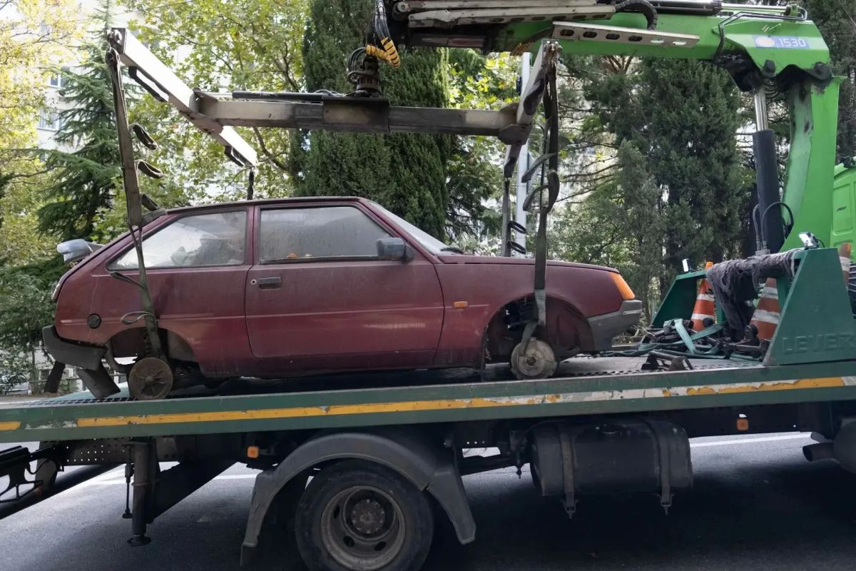 Продолжаем убирать брошенные автомобили с улиц Ялты Продолжаем убирать брошенные автомобили с улиц Ялты