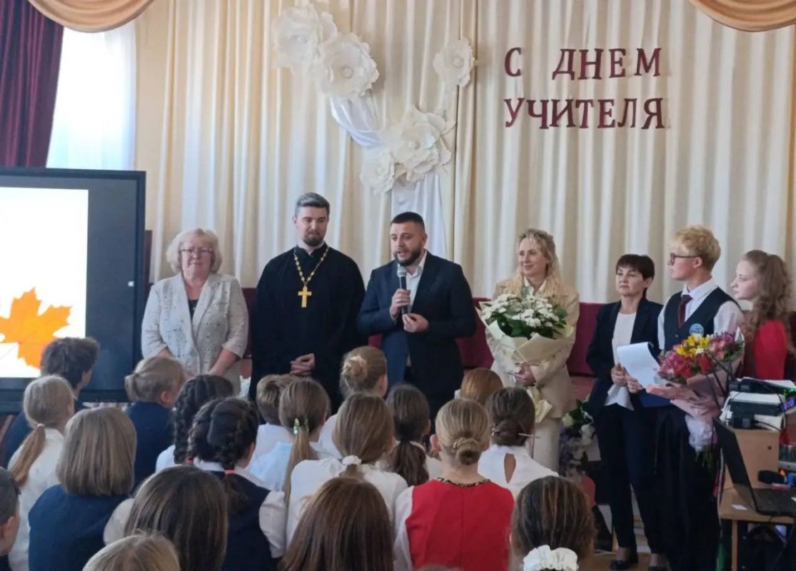 Кирилл Чебышев: Вместе с главой муниципального образования – председателем Судакского городского совета Дарьей Дейнеко поздравили наших дорогих учителей с профессиональным праздником!