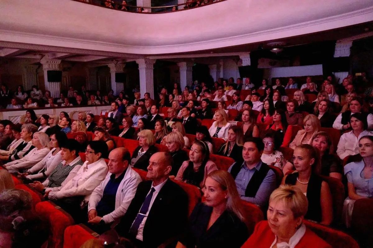Янина Павленко: Сегодня в театре имени Чехова с огромным удовольствием поздравила педагогов Ялты с профессиональным праздником Янина Павленко: Сегодня в театре имени Чехова с огромным удовольствием поздравила педагогов Ялты с профессиональным праздником