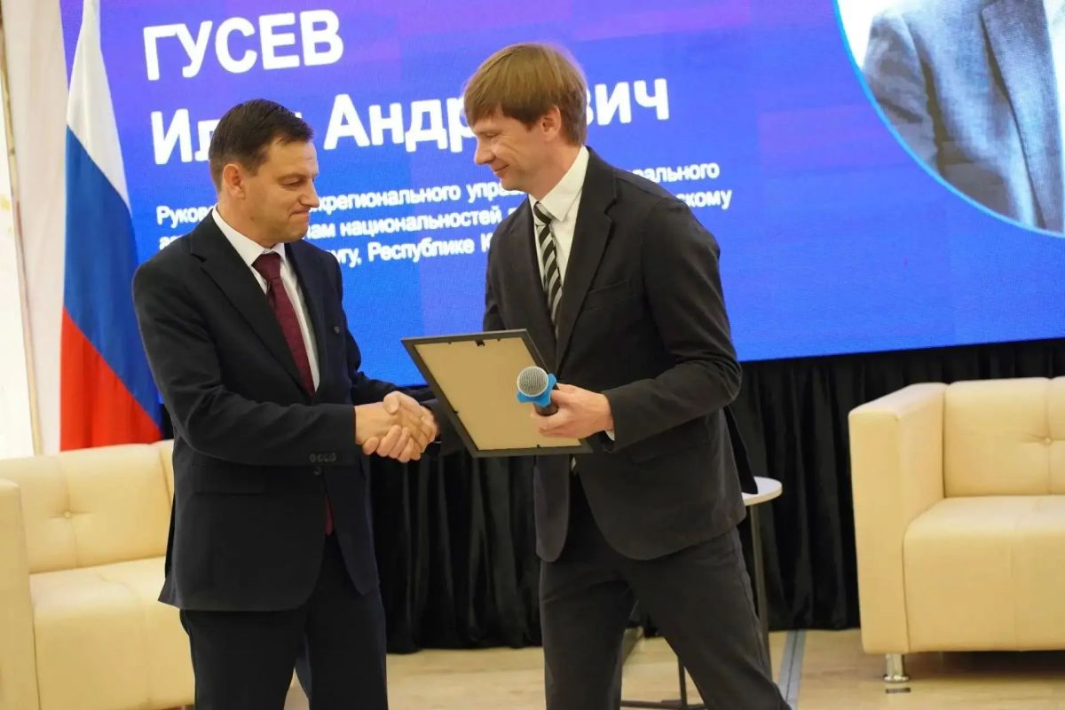 В рамках проведения межрегионального форума «Практика СМИ в укреплении межнационального согласия» председателю Государственного комитета по делам межнациональных отношений Республики Крым Руслану Якубову вручили...