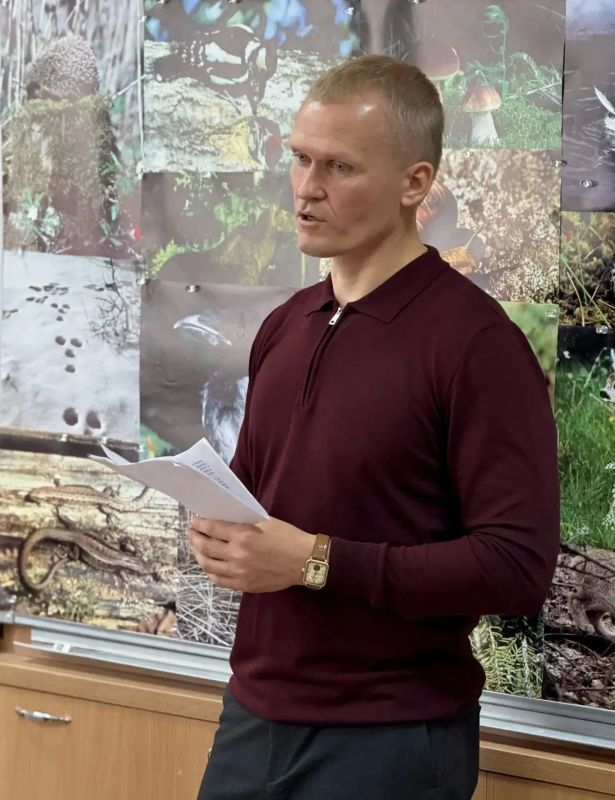 В рамках Недели защиты животных заместитель министра экологии и природных ресурсов Республики Крым Глеб Алексеев провел урок для учеников симферопольской школы № 31