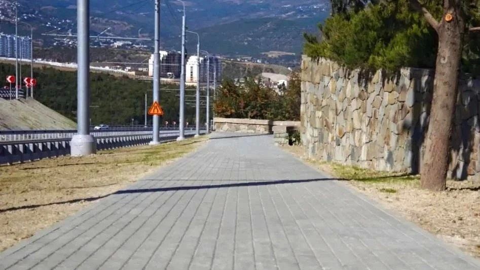 В Алуште завершены работы по благоустройству мемориала, посвященного крымским партизанам