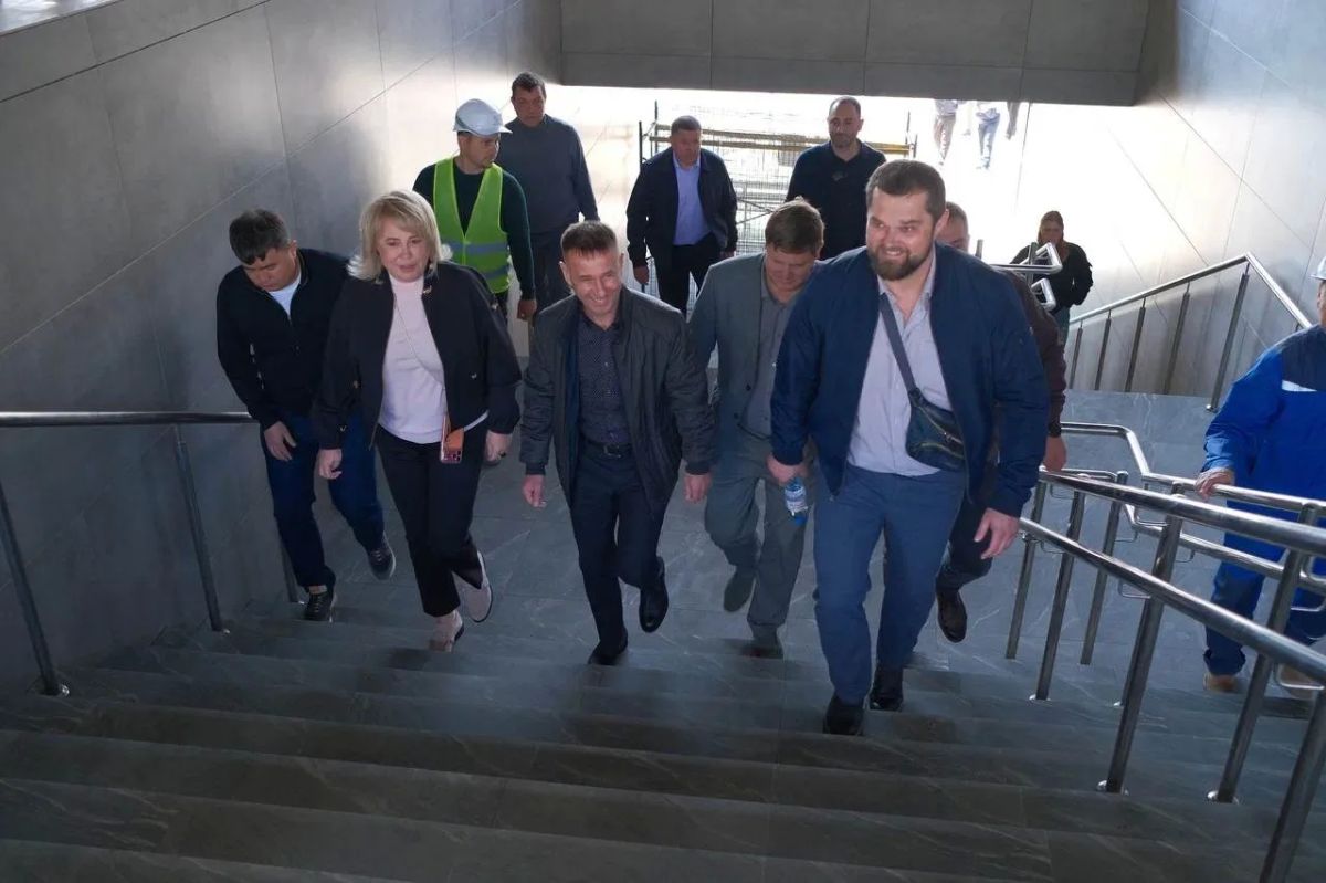 Янина Павленко: Итак, сегодня с сенатором Совета Федерации, Героем России Юрием Петровичем Нимченко и заместителем главы администрации города, исполняющим полномочия главы администрации Светланой Юрьевной Шевченко снова... Янина Павленко: Итак, сегодня с сенатором Совета Федерации, Героем России Юрием Петровичем Нимченко и заместителем главы администрации города, исполняющим полномочия главы администрации Светланой Юрьевной Шевченко снова...