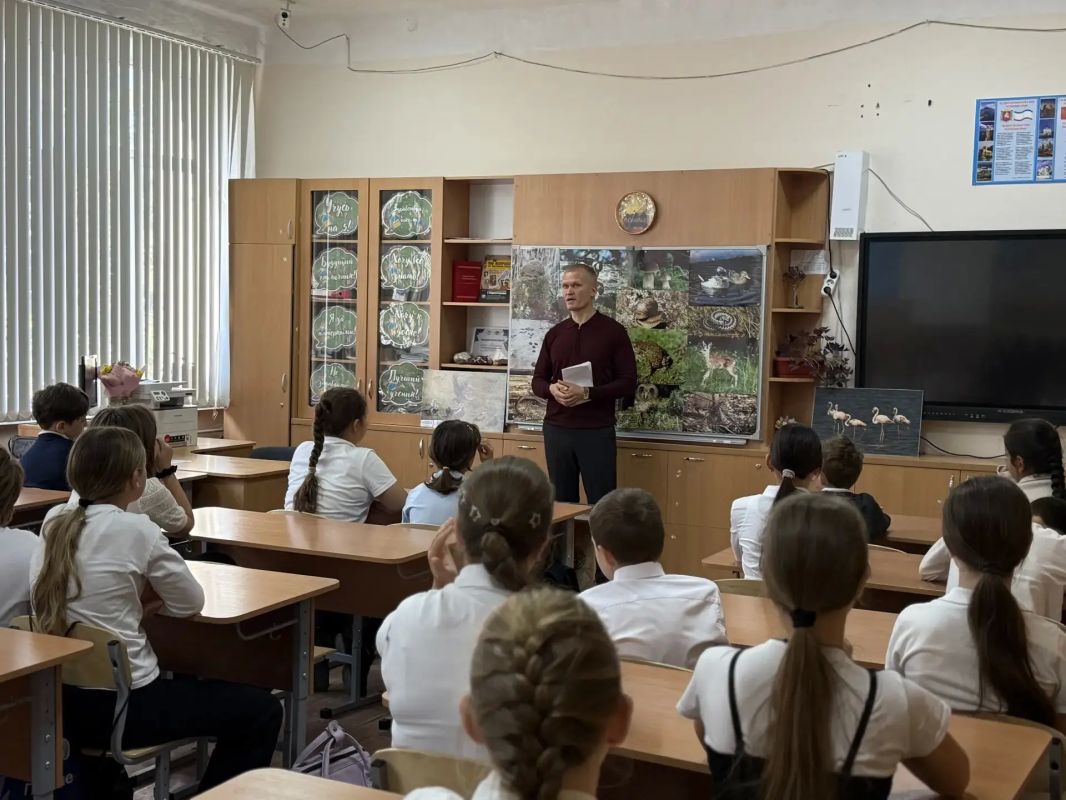 В рамках Недели защиты животных заместитель министра экологии и природных ресурсов Республики Крым Глеб Алексеев провел урок для учеников симферопольской школы № 31 В рамках Недели защиты животных заместитель министра экологии и природных ресурсов Республики Крым Глеб Алексеев провел урок для учеников симферопольской школы № 31