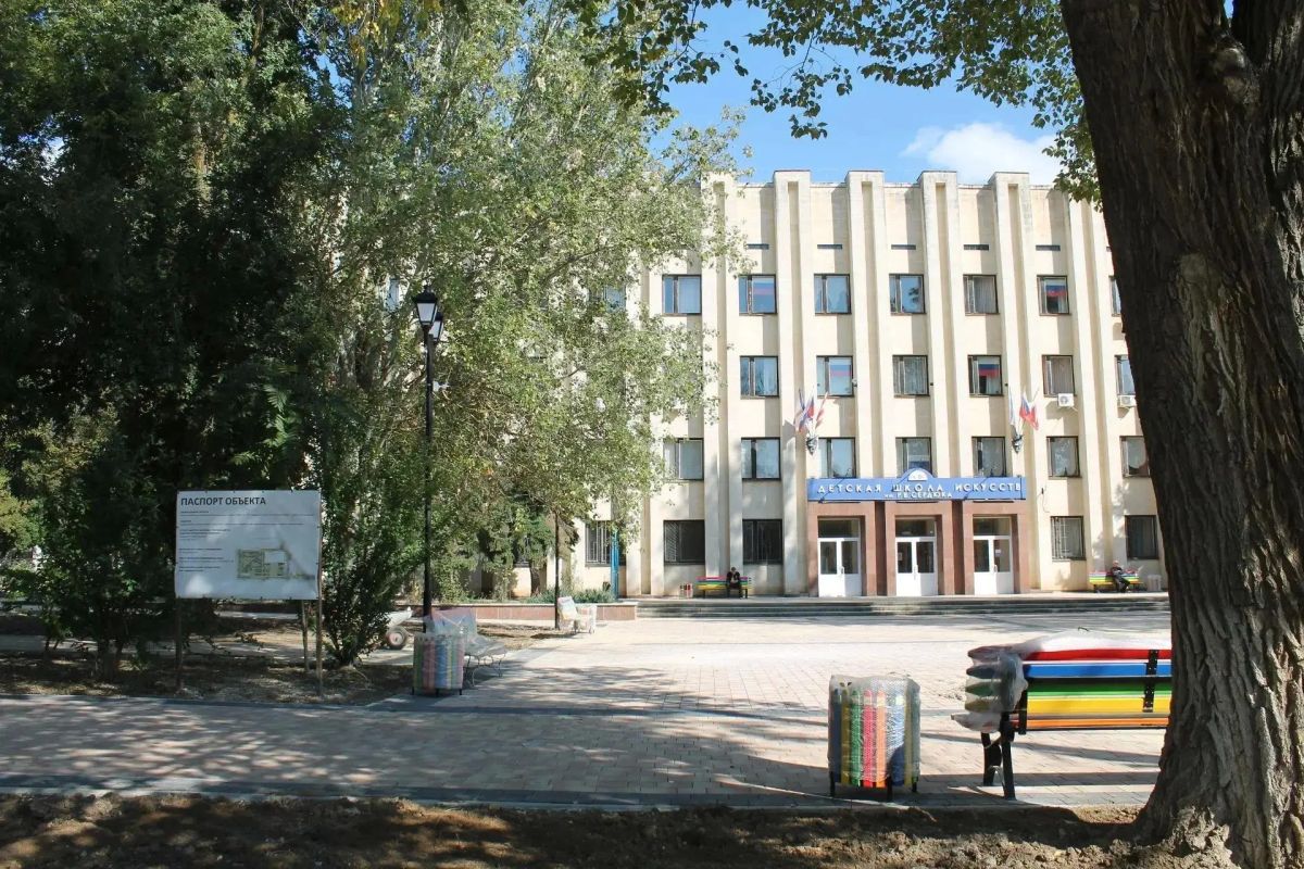 В Керчи благоустраивают школу искусств им. Романа Сердюка В Керчи благоустраивают школу искусств им. Романа Сердюка