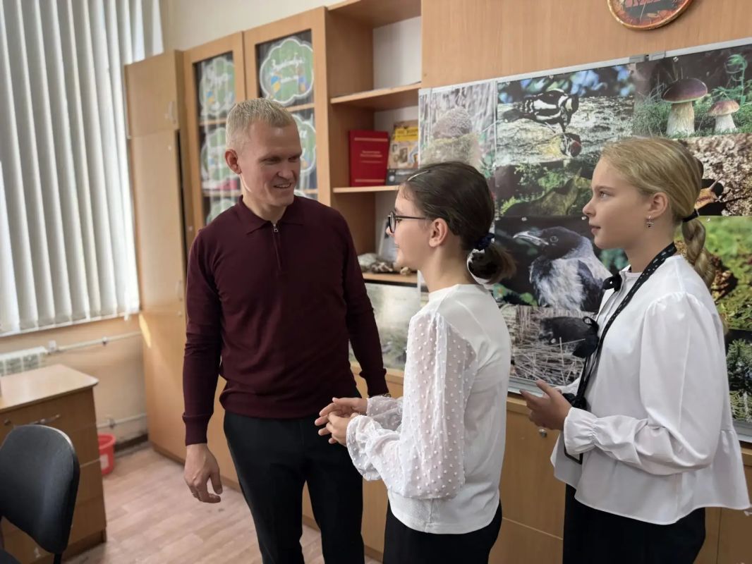 В рамках Недели защиты животных заместитель министра экологии и природных ресурсов Республики Крым Глеб Алексеев провел урок для учеников симферопольской школы № 31 В рамках Недели защиты животных заместитель министра экологии и природных ресурсов Республики Крым Глеб Алексеев провел урок для учеников симферопольской школы № 31