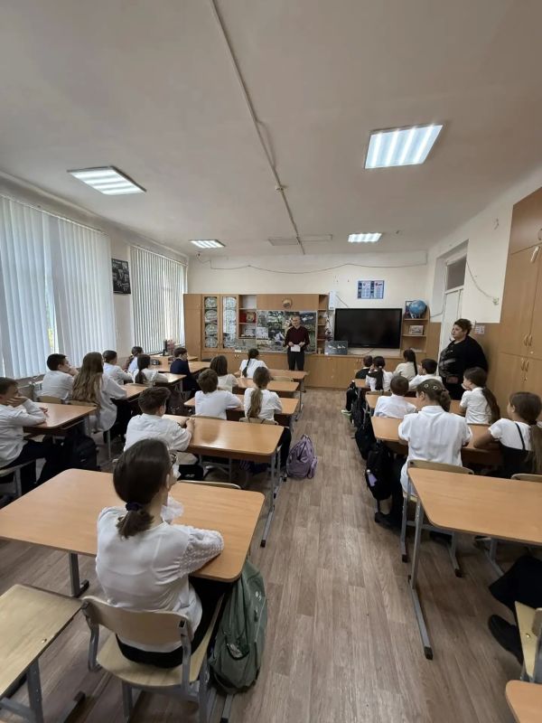 В рамках Недели защиты животных заместитель министра экологии и природных ресурсов Республики Крым Глеб Алексеев провел урок для учеников симферопольской школы № 31 В рамках Недели защиты животных заместитель министра экологии и природных ресурсов Республики Крым Глеб Алексеев провел урок для учеников симферопольской школы № 31