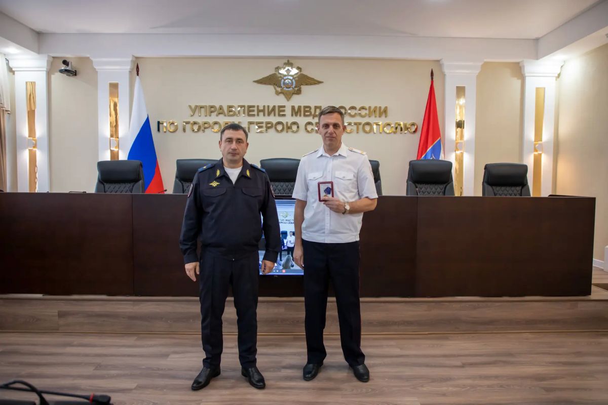 Начальник УМВД России по г.Севастополю генерал-майор полиции Сергей Сигунов поздравил сотрудников штаба с профессиональным праздником Начальник УМВД России по г.Севастополю генерал-майор полиции Сергей Сигунов поздравил сотрудников штаба с профессиональным праздником