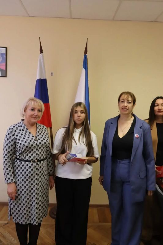 Сегодня в администрации Симферопольского района состоялось знаковое событие: в рамках всероссийской акции «Мы – граждане России» юные жители района, недавно отметившие свое 14-летие, получили главный документ в своей жизни —... Сегодня в администрации Симферопольского района состоялось знаковое событие: в рамках всероссийской акции «Мы – граждане России» юные жители района, недавно отметившие свое 14-летие, получили главный документ в своей жизни —...