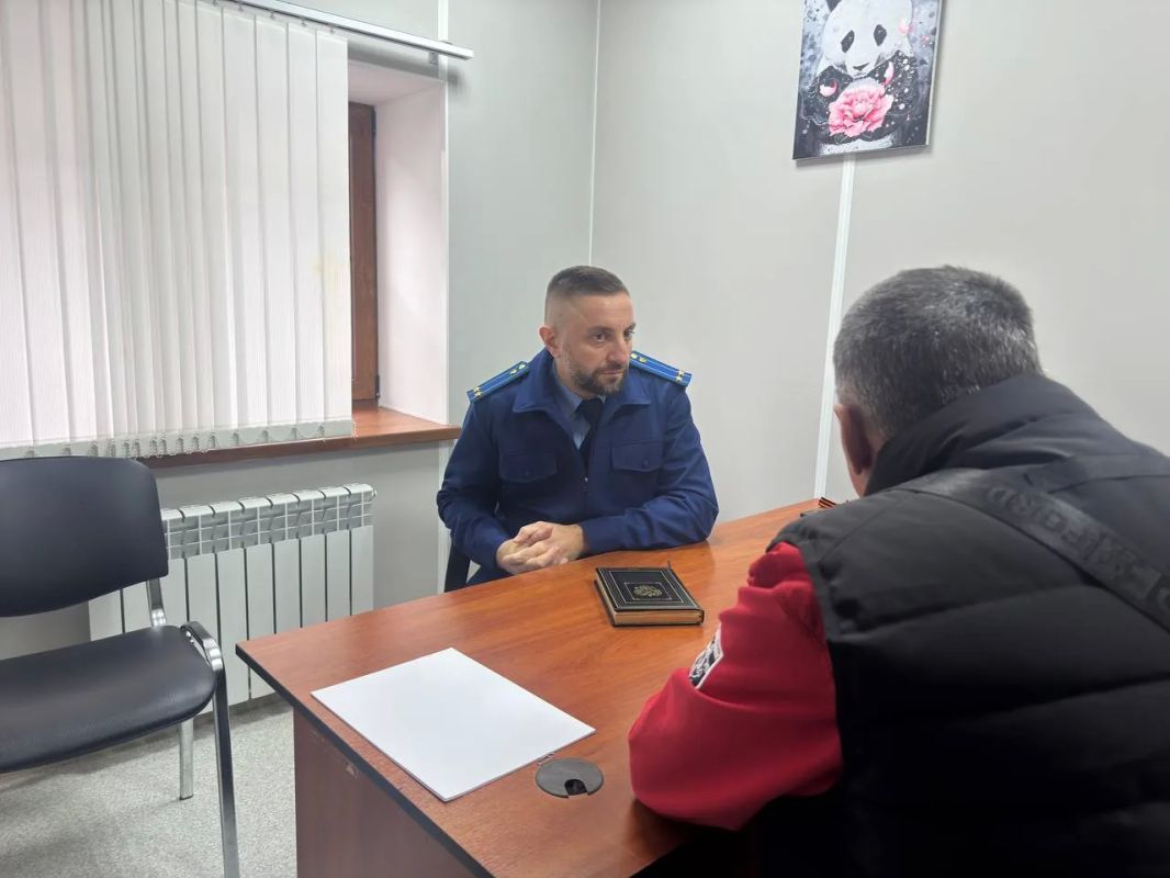 В зоне постоянного внимания: прокурор Киевского района города Симферополя Андрей Семерок провел выездной прием участников специальной военной операции и членов их семей на базе регионального отделения фонда «Защитники...