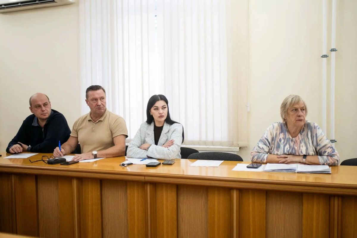 Глава администрации Симферополя Михаил Афанасьев провёл личный приём граждан, в ходе которого к нему обратились восемь симферопольцев Глава администрации Симферополя Михаил Афанасьев провёл личный приём граждан, в ходе которого к нему обратились восемь симферопольцев
