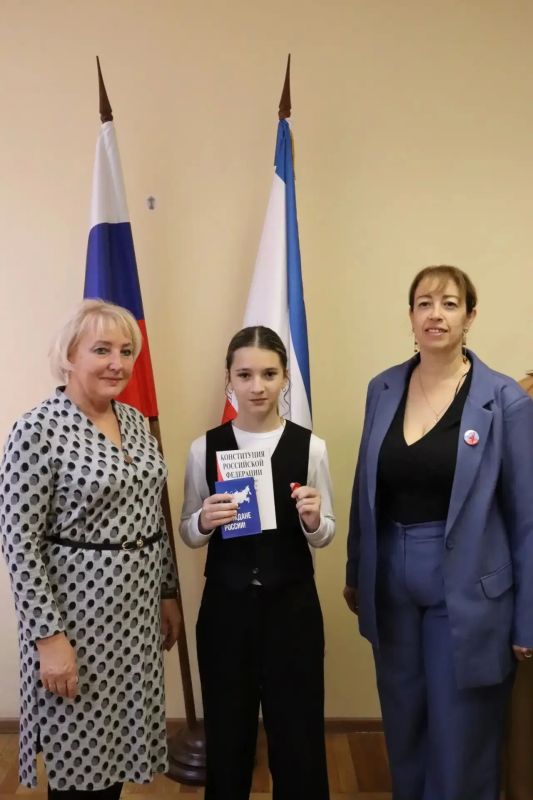 Сегодня в администрации Симферопольского района состоялось знаковое событие: в рамках всероссийской акции «Мы – граждане России» юные жители района, недавно отметившие свое 14-летие, получили главный документ в своей жизни —... Сегодня в администрации Симферопольского района состоялось знаковое событие: в рамках всероссийской акции «Мы – граждане России» юные жители района, недавно отметившие свое 14-летие, получили главный документ в своей жизни —...