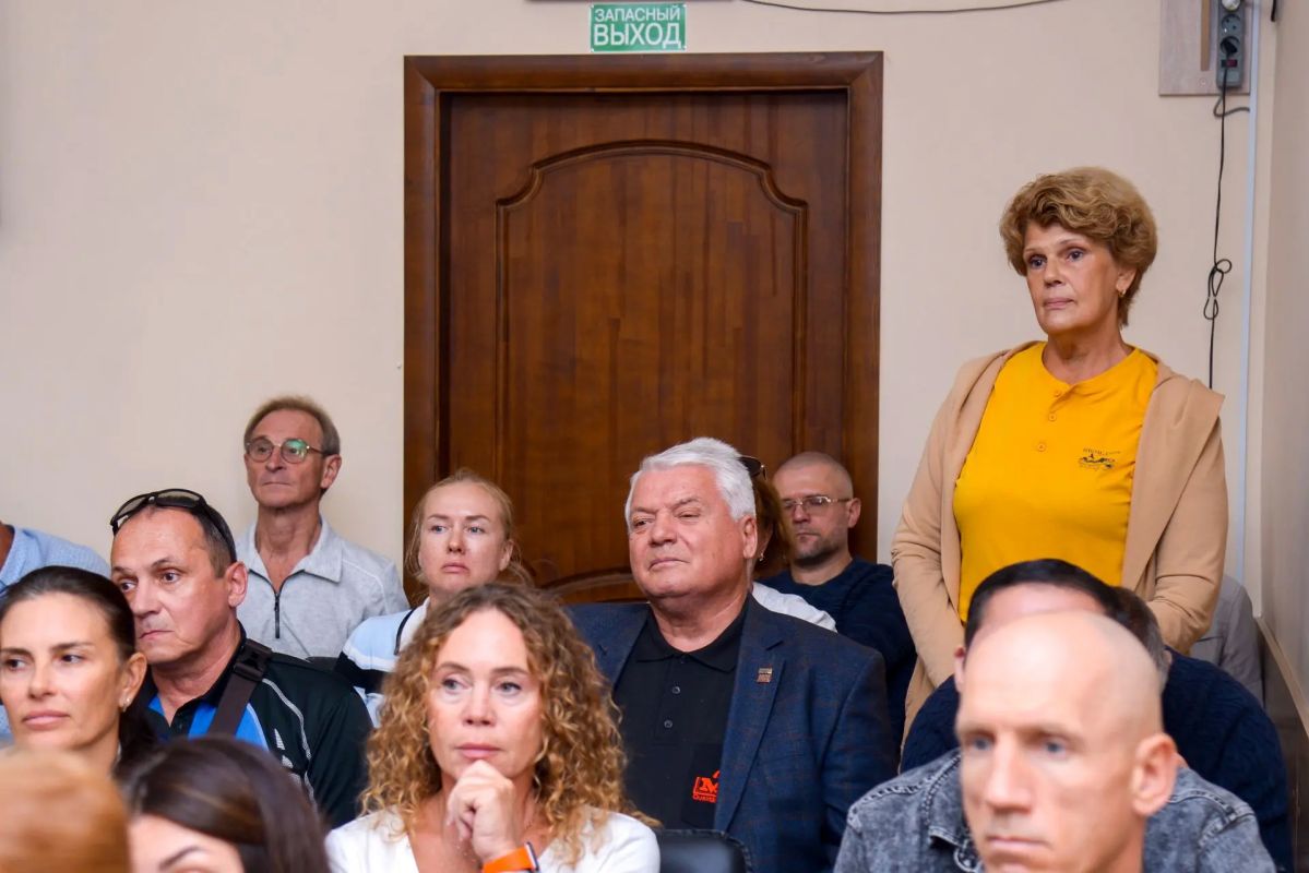 В Евпатории обсудили развитие спортивной инфраструктуры В Евпатории обсудили развитие спортивной инфраструктуры