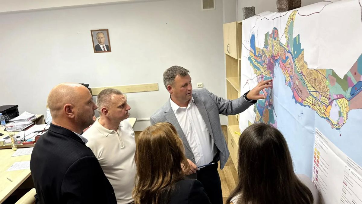 Игорь Крутьков: Совместно с главой муниципального образования Денисом Колесником и заместителем главы администрации Ириной Новиковой провел заседание расширенного градостроительного совета, посвященное ключевому документу... Игорь Крутьков: Совместно с главой муниципального образования Денисом Колесником и заместителем главы администрации Ириной Новиковой провел заседание расширенного градостроительного совета, посвященное ключевому документу...
